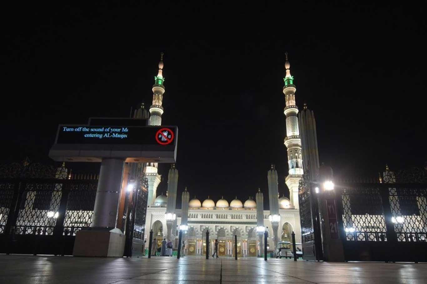 إعادة فتح المسجد النبوي في المدينة المنورة أمام المصلين بعد شهرين من الإغلاق